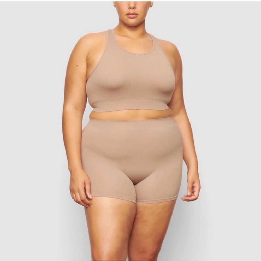 SKIMS Desert Stretch Rib Short - Picture 3 of 5